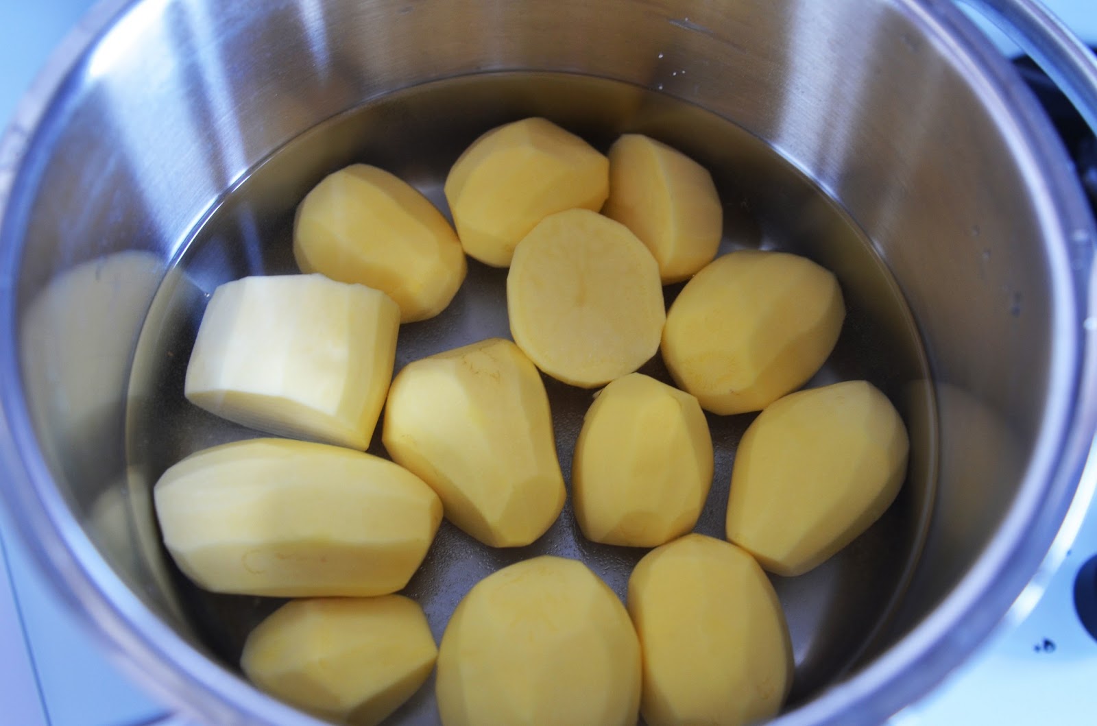 Картошку варить в холодной или горячей воде. Отварка картофеля. Картофель варится. Картофель в кастрюле. Отварить картофель.