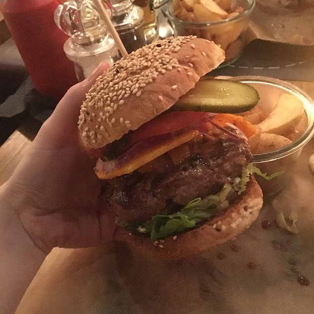Berlin burgers, eating burgers, spreegold berlin.
