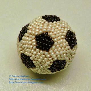 Плетение футбольного мяча из бисера