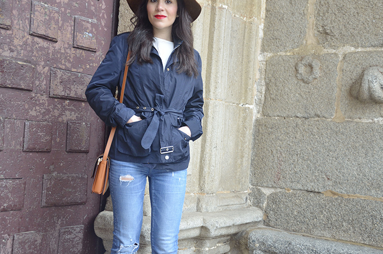 look-fashion-trends-gallery-fedora-brown-jeans-blouse-volantes-blusa-blogger-outfit