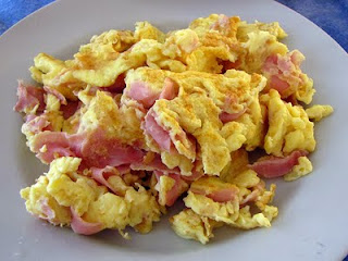calorias de 3 huevos revueltos con jamon