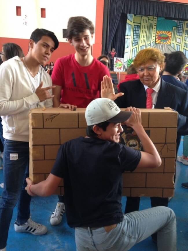 16 Inspiring Photos Prove That Teachers Can Have A Great Sense Of Humor - This teacher from Mexico decided to dress up as Donald Trump.
