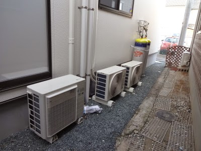隣家クレームによるエアコン室外機移設工事 現場より V Blog 愛媛県松山市 アベ冷熱技研