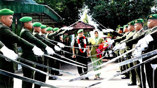LHOKSEUMAWE - Komandan Korem (‎Danrem ) 011 Lilawangsa Kolonel Inf Achmad Daniel Chardin bersama tim penerangan Korem, Senin (1/6/2015) siang mengunjungi istri dan anak-anak dari Din Minimi di Aceh Timur Rombongan bergerak dari Lhokseumawe sekitar pukul 13.30 WIB. Informasi kunjungan yang disebut sebagai muhibbah penuh cinta itu, sebelumnya juga beredar melalui pesan singkat di kalangan wartawan. Kapenrem 011 Lilawangsa Mayor Inf Nasrun Nasution, yang ditanyai Serambinews.com membenarkan saat ini Danrem akan berkunjung ke rumah Din Minimi yang kini ditempati istri dan ketiga anaknya. "Kunjungan kita hanya ke rumah istri Din Minimi," ujarnya. Dia tanya apa tujuan kunjungan Danrem ke rumah Din Minimi, Kapenrem hanya menyebutkan untuk silaturrahmi saja.