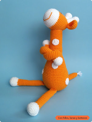 Con hilos, lanas y botones: jirafa amigurumi naranja