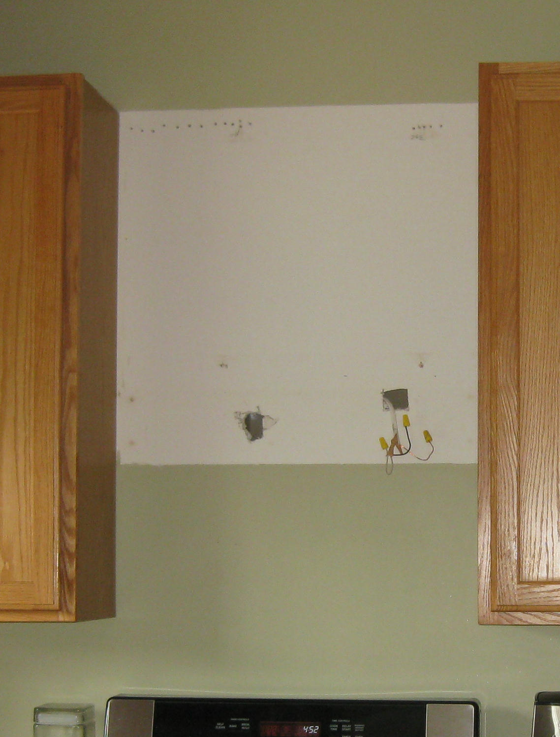 How To Build A Range Hood Remodelando La Casa Builder S Grade Kitchen With Oak Cabinets And Dated Liances