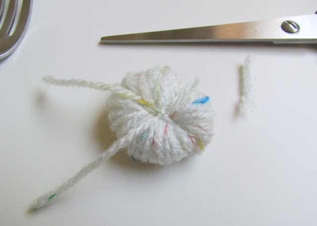 DIY pom poms fork wool knot trim