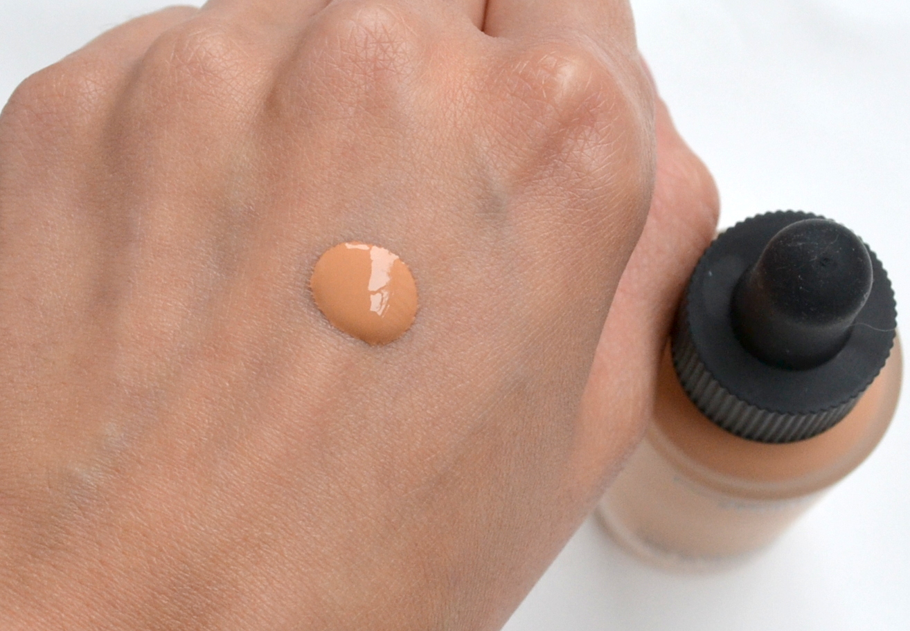 MAKEUP MAC Studio Waterweight SPF 30 Foundation Review with Swatches