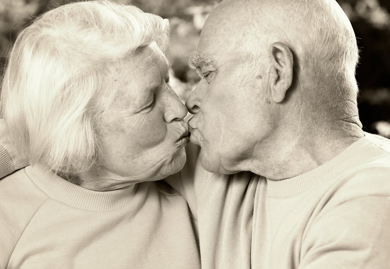 Лижет внучке видео. Поцелуй бабушки и дедушки. Бабушка поцелуй. Поцелуй Деда. Дед целует.