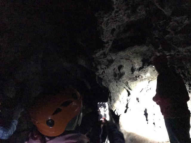 アイスランドの8000年前にできた洞窟ヴァッツヘリトル洞窟内