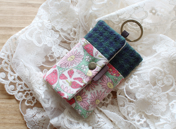Card Holder Key Chain Tutorial DIY step-by-step in Pictures.
