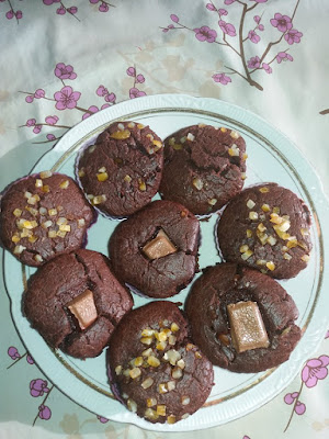 Muffinki czekoladowe z kawałkami czekolady i skórki pomarańczowej  