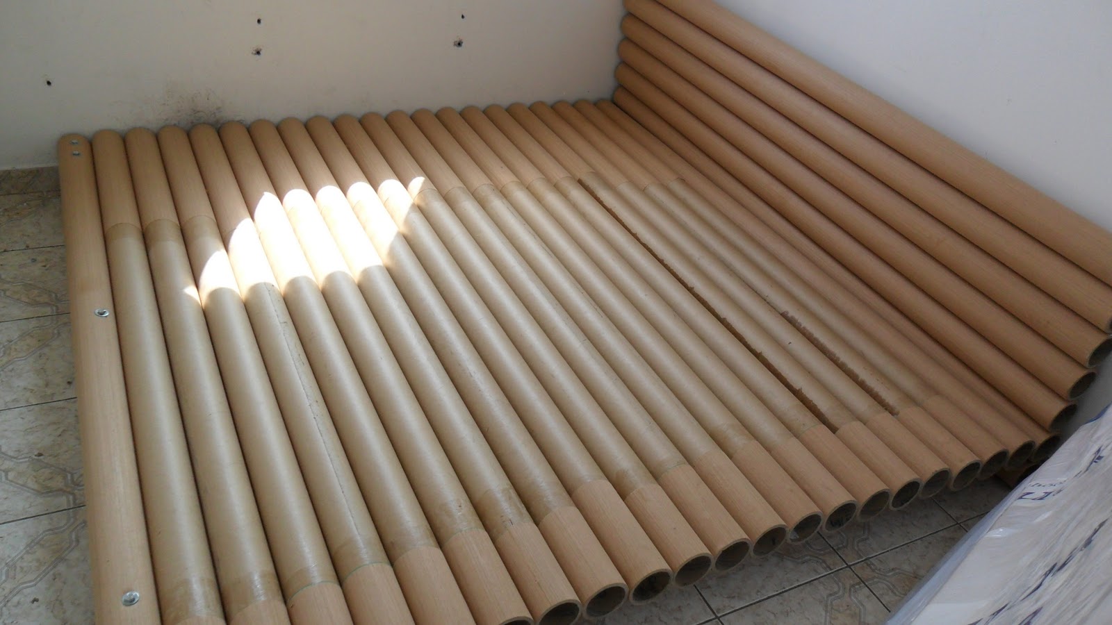 Кровать из картонных труб