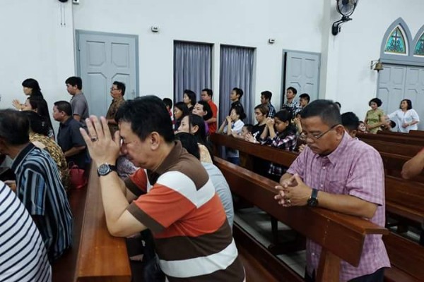 Bupati Sekadau Misa Rabu Abu di Gereja Katolik Keluarga Kudus Pontianak.