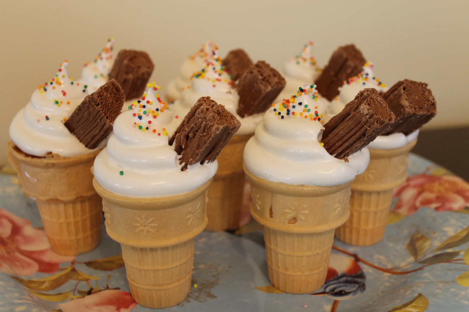 A Slice in the Life of Julie: Ice Cream Cone Strawberry Cupcakes