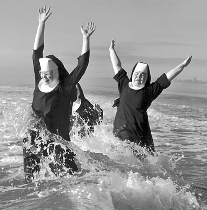 60 Inspiring Historic Pictures That Will Make You Laugh And Cry - Nuns From The Order Of St. Benedict Make A Splash In The Pacific Ocean While Vacationing At Grayland, 1960