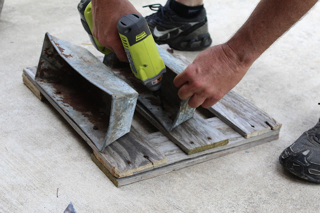 attaching the turpentine boxes to the pallet boards