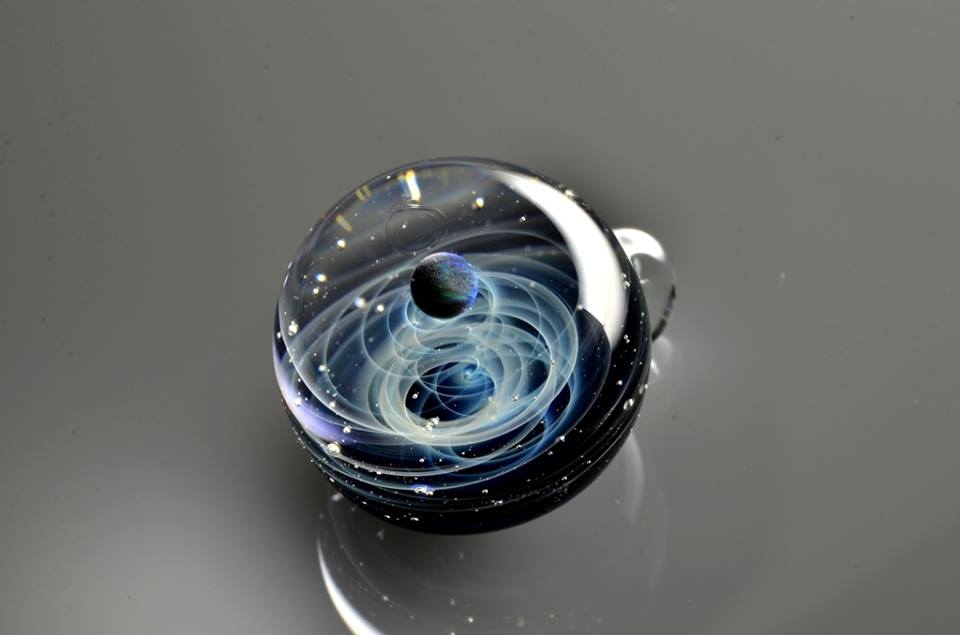 23-Satoshi-Tomizu-とみず-さとし-Galaxies-Sculpted-in-Space-Glass-Globes-www-designstack-co