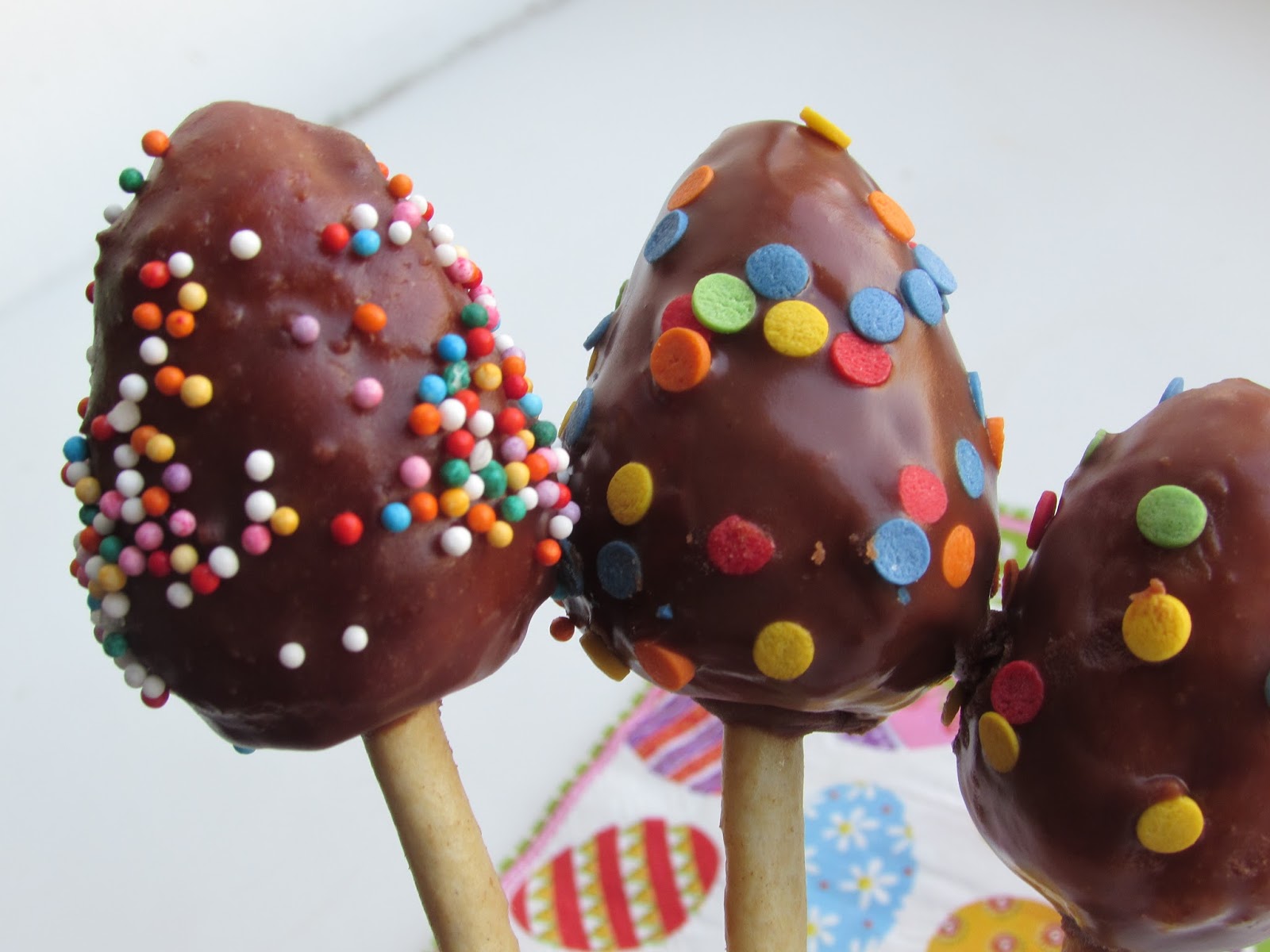 Рисовые шарики в шоколаде. Шарики в глазури. Кейк попсы. Посыпка рисовый жемчуг "микс №169". Шарики золотой розовый изумрудный.