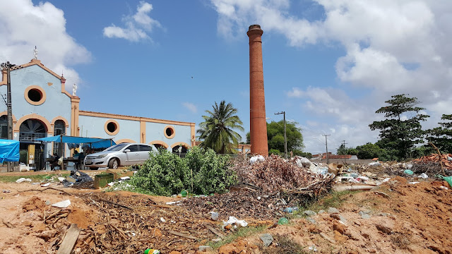 Terra sem lei: Porcos de São Luís jogam lixo na frente do Cintra - Centro Integrado Rio Anil