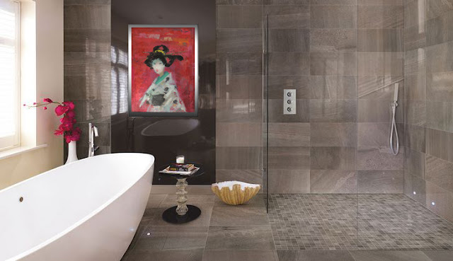 Decoración del cuarto de baño con obra de arte geisha de Francisco Suñer