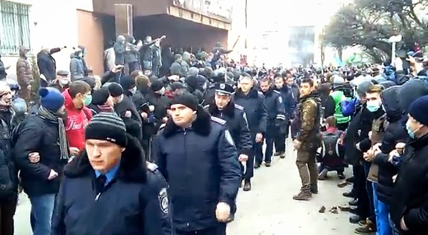 Απίστευτο βίντεο από τη δυτική Ουκρανία: Η αστυνομία παραδίδεται στους διαδηλωτές!