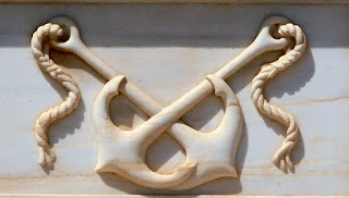 το ταφικό μνημείο της οικογένειας Διακάκη στο ορθόδοξο νεκροταφείο του αγίου Γεωργίου στην Ερμούπολη