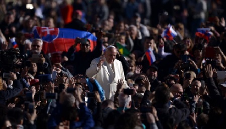 Pope Urges Faithful To Stop Taking Snaps At Mass