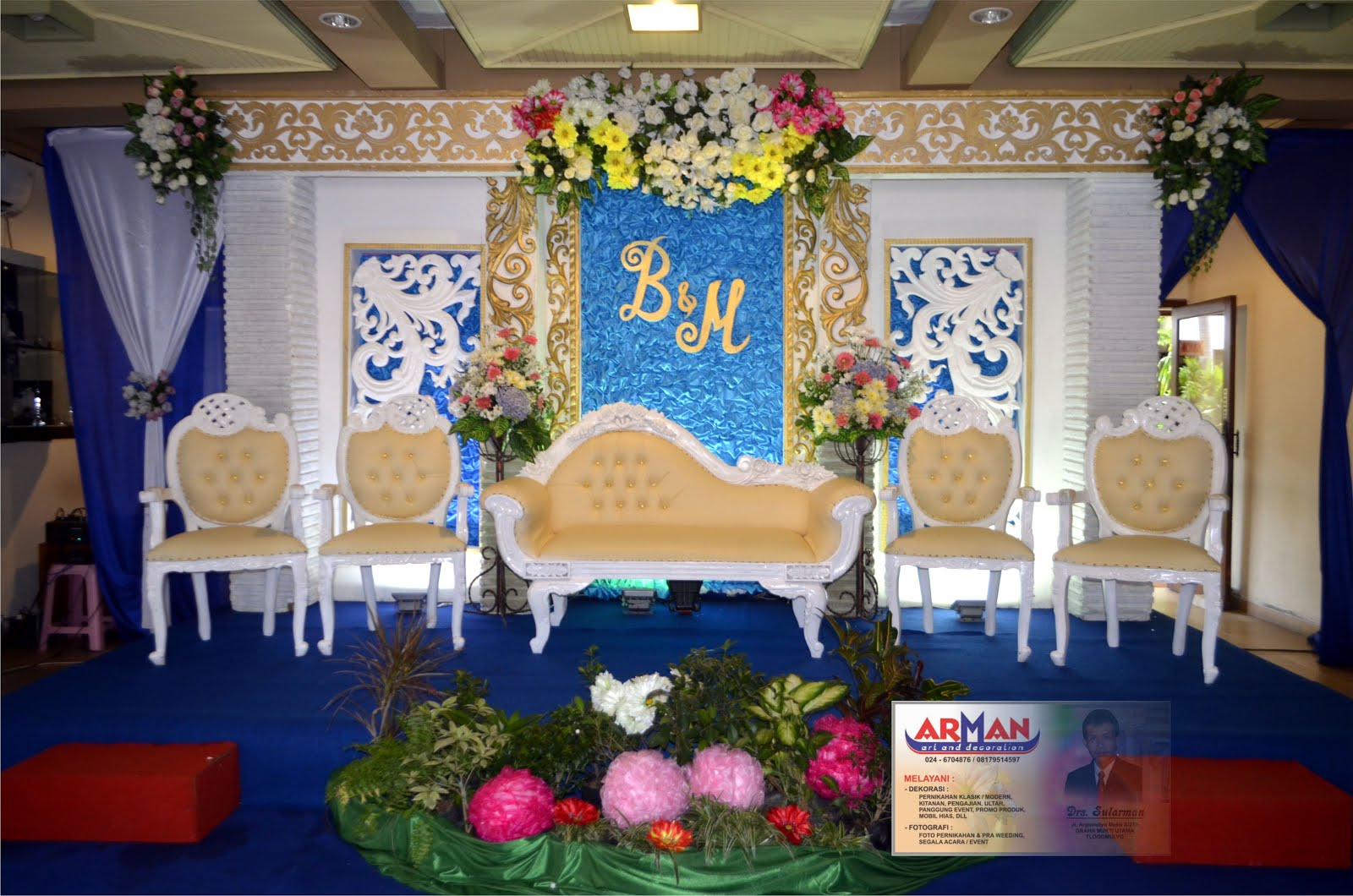 gaun pernikahan biru langit