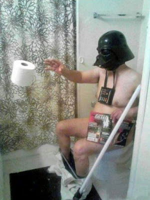 Darth Vader Helm - Mann lustig im Bad Darth Vader Helm - Mann lustig im Bad