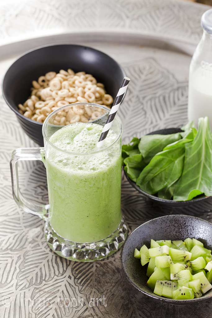 Green Smoothie with spinach and kiwi recipe