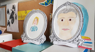 Atividade do Centro Cultural de Cascais Parede da sala da escola com dois retratos a aguarela emoldurados