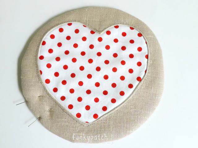 Como hacer un mug rug o posa vasos con corazones