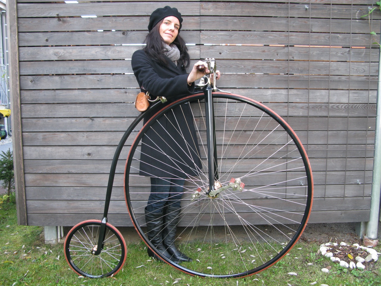 Frau am Steuer – Fahrrad Salon Frau am Steuer – Fahrrad Salon