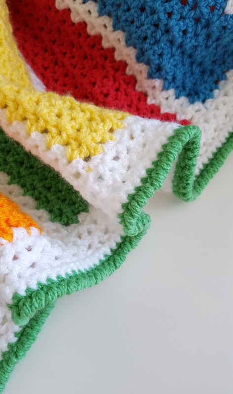 Looking for a quick and cute free pattern for a baby blanket?  Try this colourful unisex v-stitch crochet blanket!