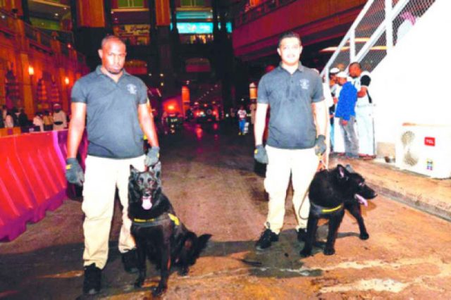 30 bomb squads at Grand Mosque