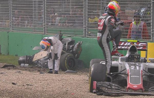 Alonso (Putih) dan Gutierrez mengalami kecelakaan pada GP F1 Australia 2016