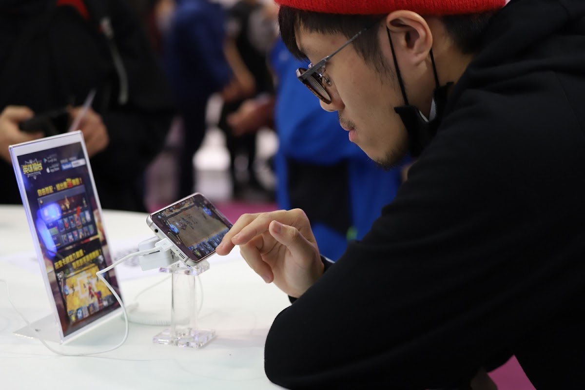 台灣遊戲研發商「競鋒國際」（JFI Games）也邀請了狼谷娛樂四位知名實況主。左為超負荷，右為Owen。