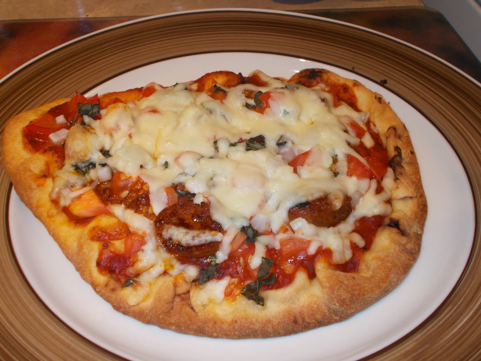 Manger avec Mo Pizzas aux saucisses italiennes sur pain naan