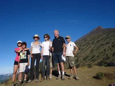 Foto bersama di Plawangan Sembalun ketinggian 2639 meter ke lereng kawah Gunung Rinjani