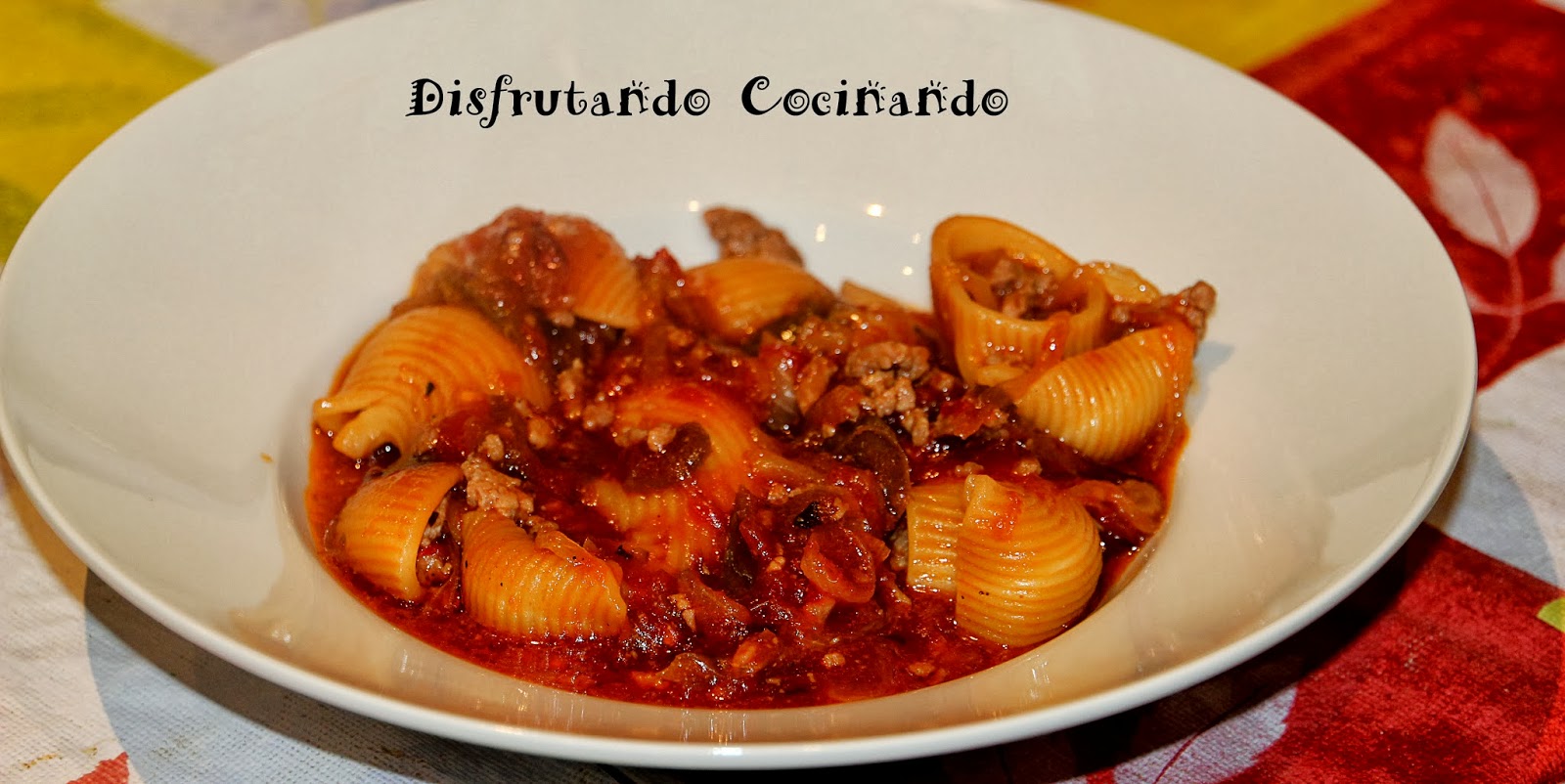 Galets rellenos de carne picada y salsa de piparrada