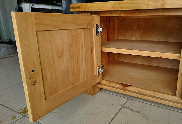 Kệ tivi gỗ thông phong cách cổ điển châu âu PK13
