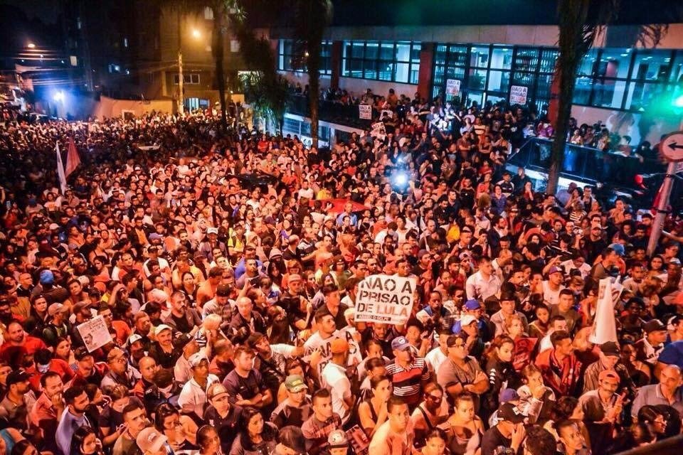 Gilberto Carvalho defende cordão humano para evitar prisão de Lula