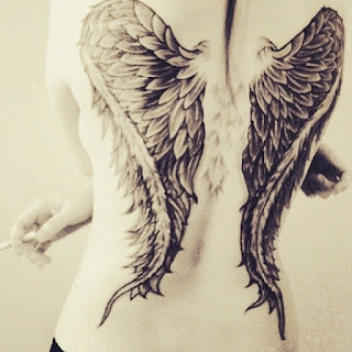 tatuaje de alas en la espalda blanca y negra