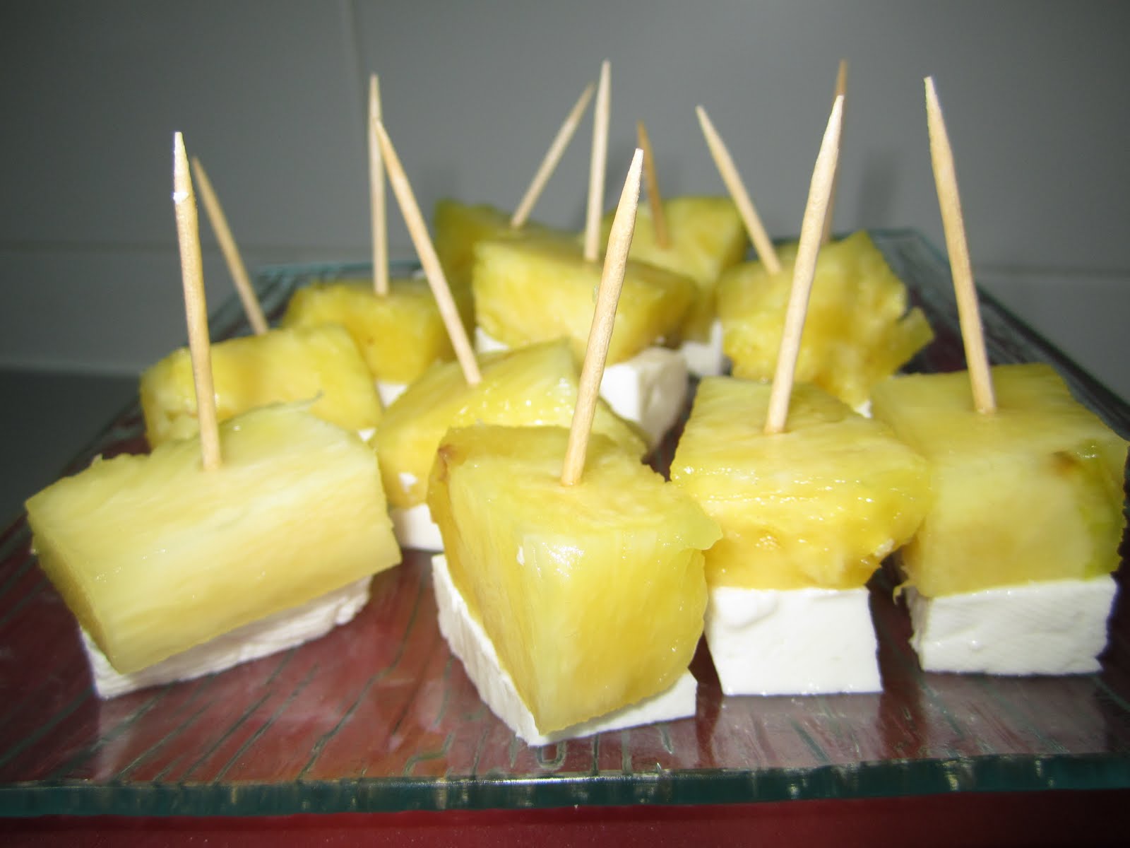 Las recetas de Carla: PINCHOS DE QUESO CON PIÑA