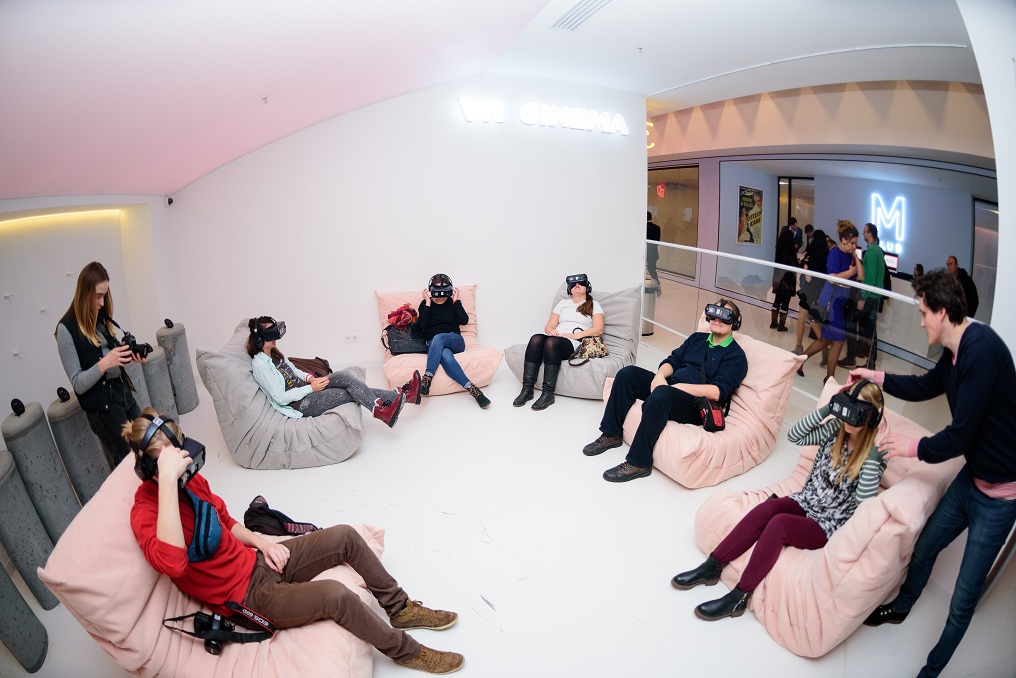 кинотеатр в очках виртуальной реальности. Vr очки v kinoteatrah. очки виртуальной реальности для кинотеатра. вр кинотеатр. человек в очках виртуальной реальности.