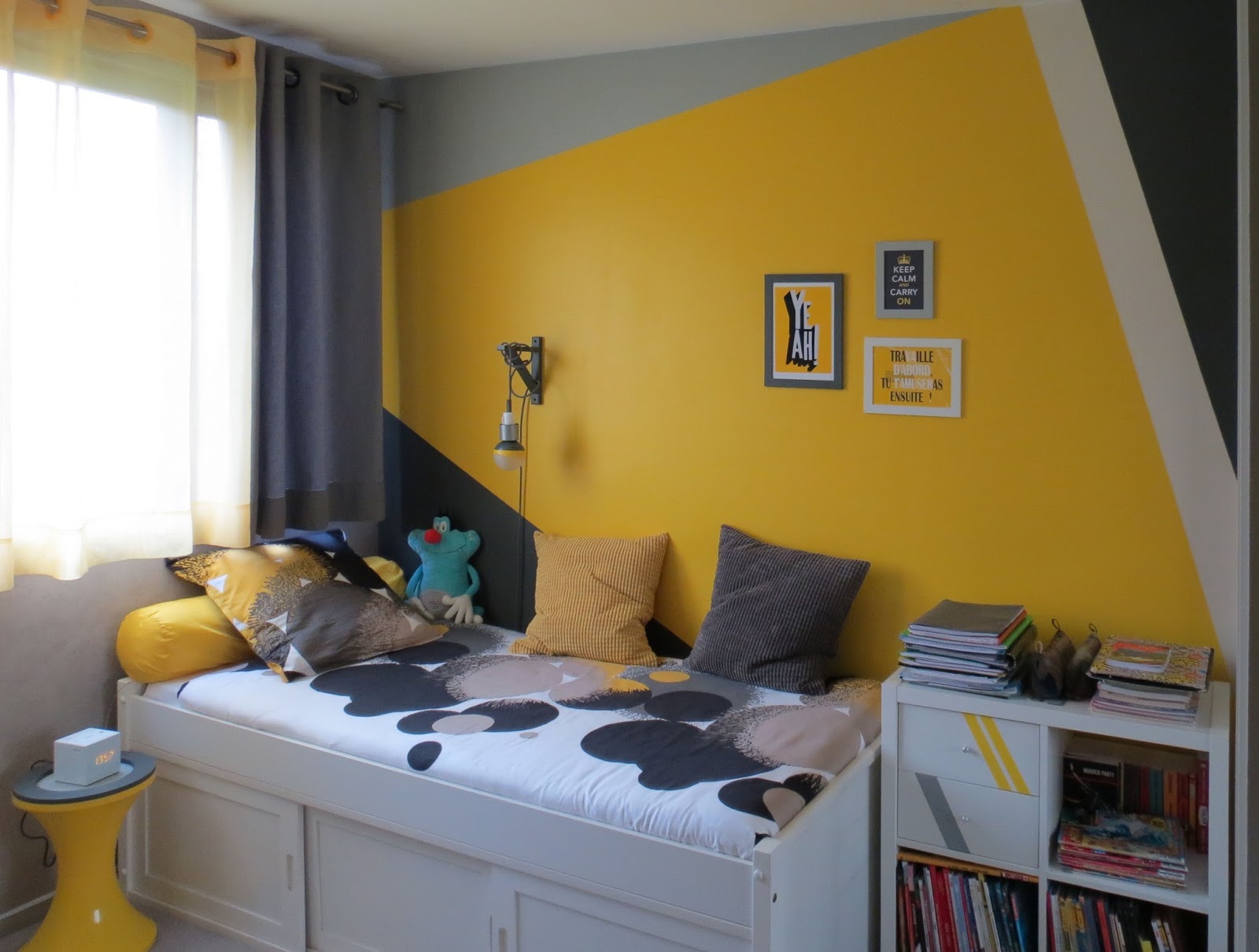 RECREATIONS Nouvelle chambre, en jaune et gris...