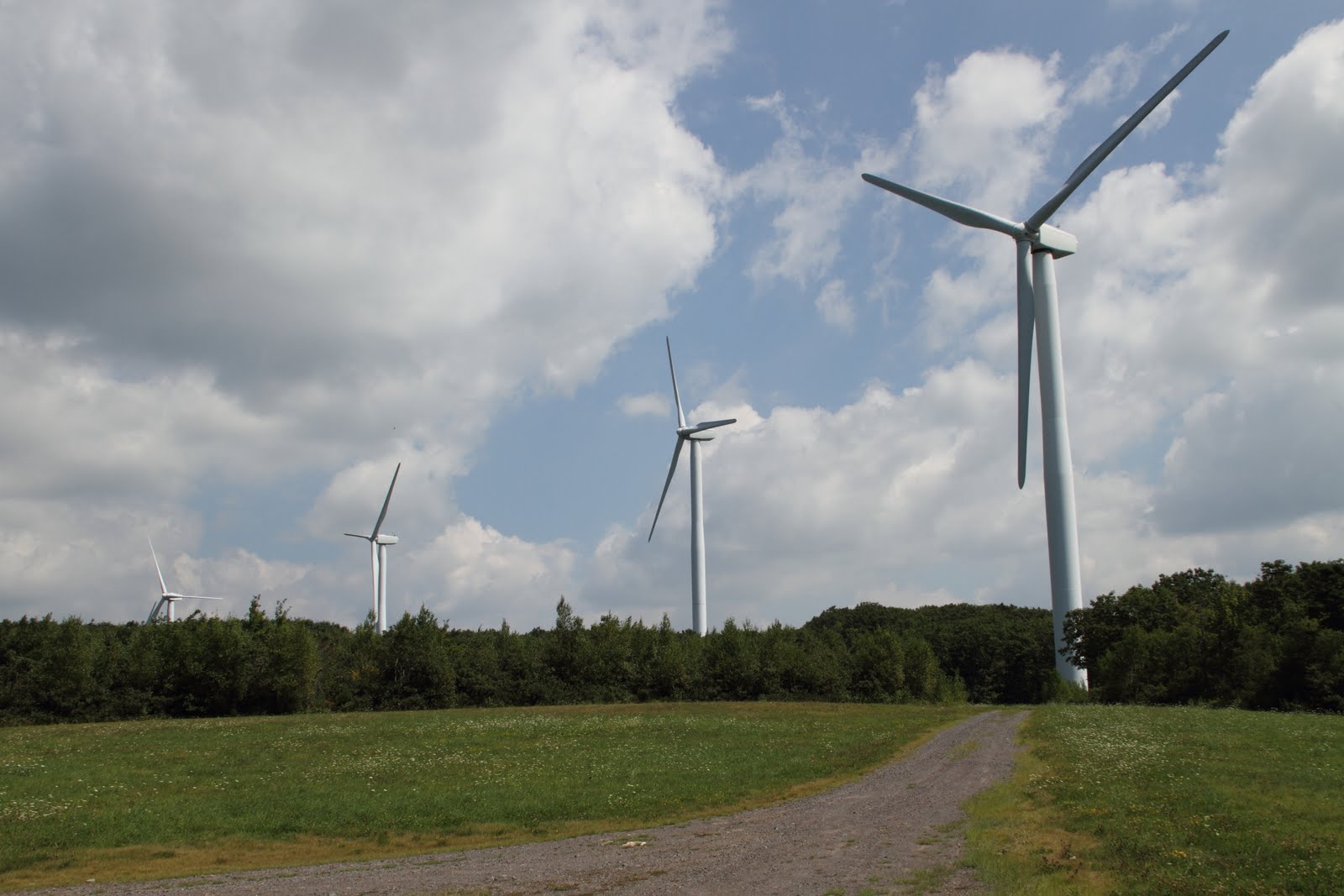 "Broadcast Wind" Blog Spot Up Close GE 1.5 MW WTG Wind Turbines on