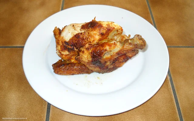 Foto kip van het spit op een wit bord