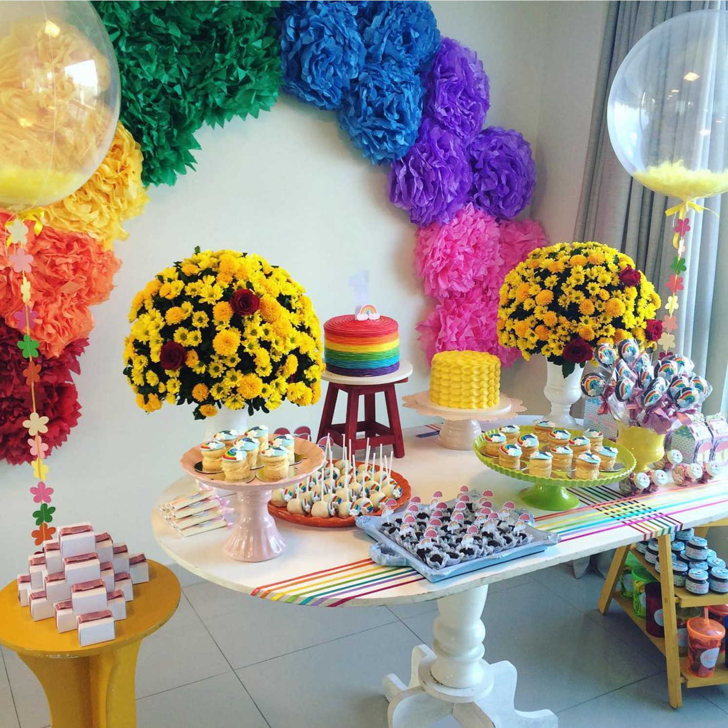 Lindos pompones formando un arco iris @decoremihafesta